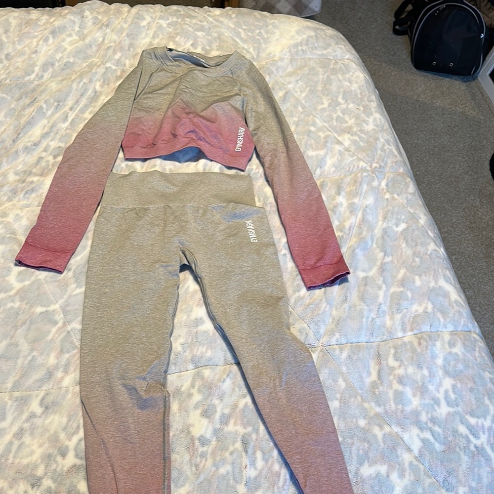 Gymshark ombré set in gray/pink. Size small. Lightly used